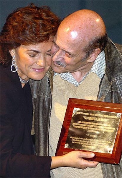 Agustín González recibe una placa de manos de la ministra de Cultura, Carmen Calvo, durante un homenaje junto a Manuel Alexandre y José Luis López Vázquez, momentos antes del estreno de la obra <i>Tres hombres y un destino</i>, una comedia con tintes dramáticos representada por los tres veteranos actores en el teatro Reina Victoria de Madrid.