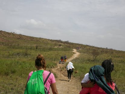 Venezuelanos atravessam a pé a fronteira entre Venezuela e Brasil.