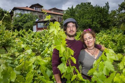 Manú Baker y Emily Föhring en la huerta de su ecofinca Tanquián, en la Ribeira Sacra.