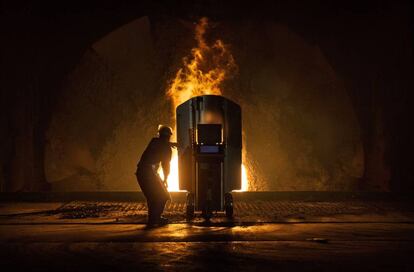 Un trabajador en una planta de acero de Steel Group Corporation en Yiangsu (China).