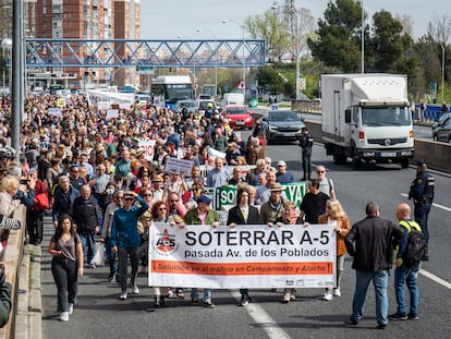 Vecinos de Campamento y Aluche han cortado este domingo la A-5 para protestar contra el nuevo plan de soterramiento de la autovía que excluye a 12.000 residentes.