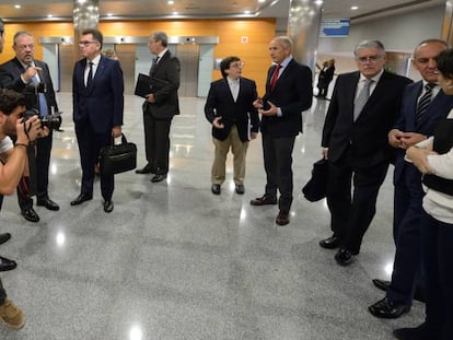 Representantes del Gobierno, diputaciones y Eudel, antes de empezar la sesión del Consejo.