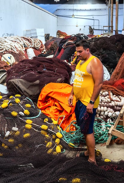 Un pescador, en el almacén donde se guardan las redes en la Cofradía de Pescadores de Barcelona.