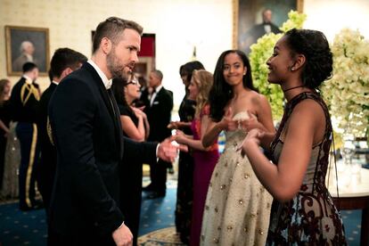 Marzo de 2016. Malia y Sasha conociendo al actor Ryan Reynolds.
