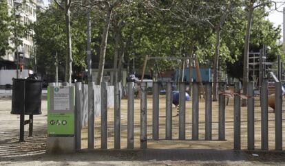 Un parc infantil de Barcelona, buit aquest divendres al matí en ple confinament.