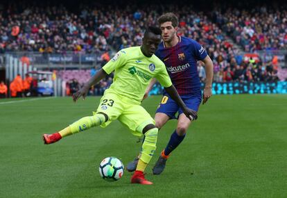 El jugador del Getafe Amath Ndiaye junto a Sergi Roberto.