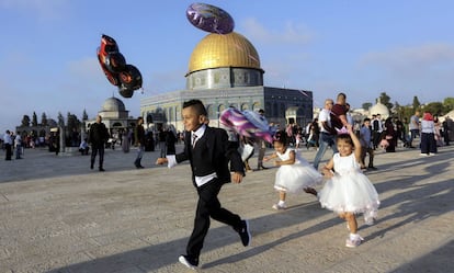 Niños palestinos celebran Eid al-Adha en la ciudad vieja de Jerusalén.