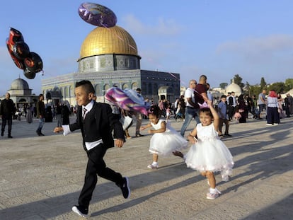 Niños palestinos celebran Eid al-Adha en la ciudad vieja de Jerusalén.