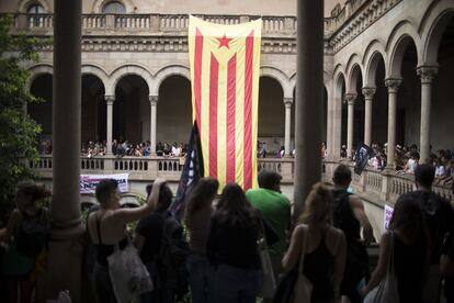 Amb càntics com "Votarem", "Los catalanes hacen cosas", "Els carrers seran sempre nostres", estudiants s'han dirigit a la seu històrica de la UB, a la plaça de la Universitat, on han ocupat patis de l'edifici històric.