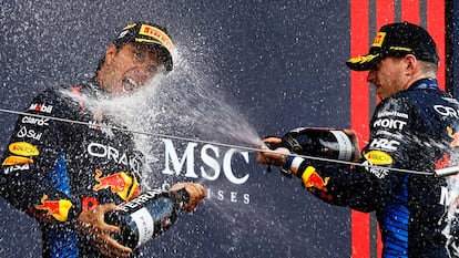 Max Verstappen y Checo Pérez celebran el triunfo en Japón.