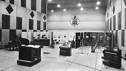 Vista general del Estudio 1 de Hispavox con montaje para grabación orquestal.