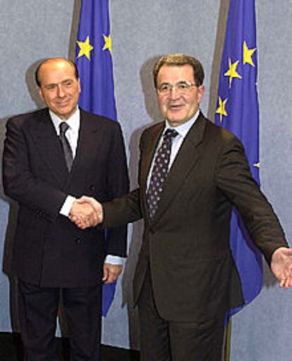 Berlusconi (izquierda) y Prodi, en la sede de la Comisión en Bruselas.