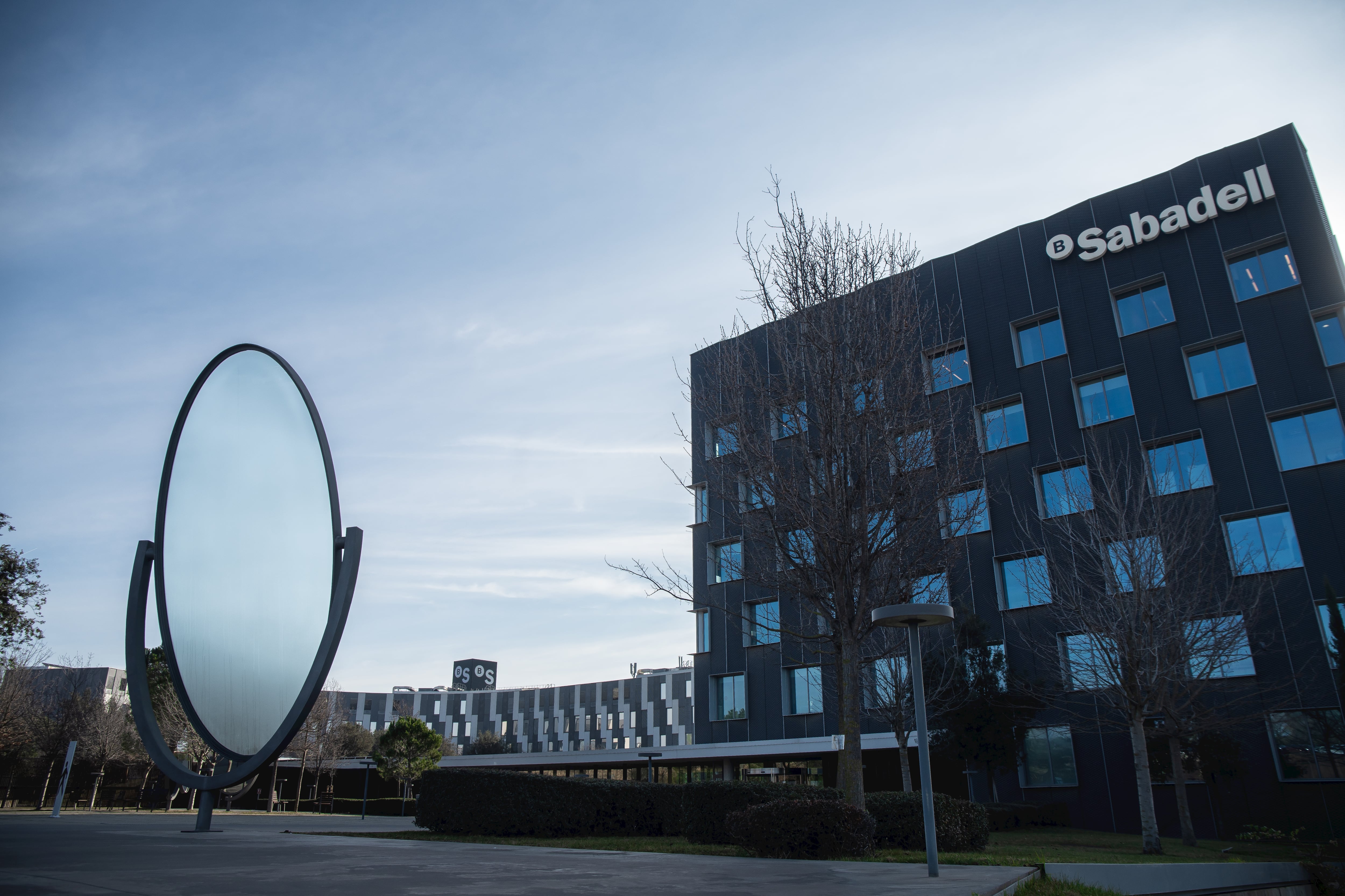 Edificio del Banco Sabadell, a 1 de febrero de 2024, en San Cugat del Vallés, Barcelona, Catalunya (España).