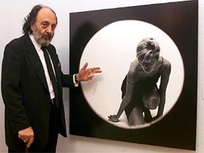 Leopoldo Pomés, ayer en su exposición, ante la fotografía <i>Ventana redonda,</i> de 1959.