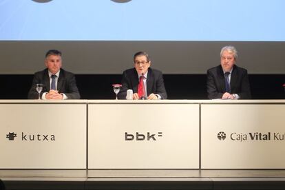 De izquierda a derecha, Xabier Iturbe (Kutxa), Mario Fernández (BBK) y Carlos Zapatero (Caja Vital).