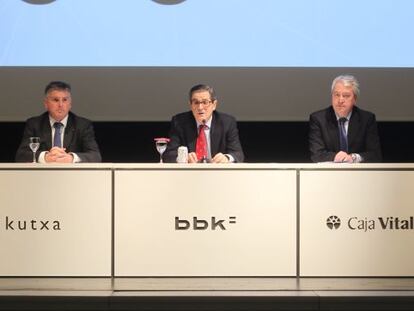 De izquierda a derecha, Xabier Iturbe (Kutxa), Mario Fernández (BBK) y Carlos Zapatero (Caja Vital).
