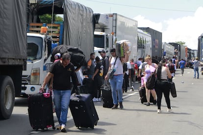 Personas optan por caminar con sus equipajes en el peaje de Los Acacios durante la protesta de los campesinos en Cúcuta.