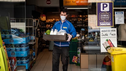 A supermarket employee prepares a home delivery.