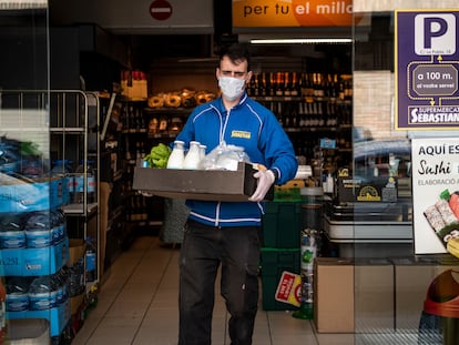 A supermarket employee prepares a home delivery.