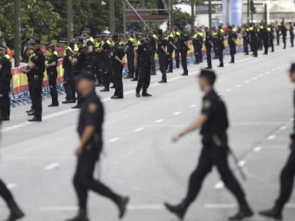 Fuerzas de seguridad en el paseo del Prado.