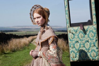 La actriz Mia Wasikowska, en el papel de <i>Jane Eyre, </i>que se estrena mañana.