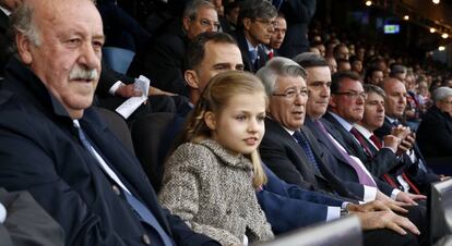 La princesa Leonor, este miércoles en el Vicente Calderón junto a Felipe VI, el seleccionador nacional Vicente del Bosque y el presidente del Atlético de Madrid, Enrique Cerezo.
