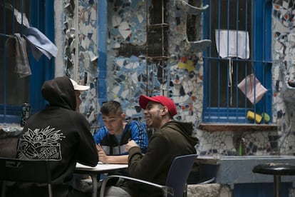 Unos jovenes tomando algo en el patio santorini en la Ingobernable