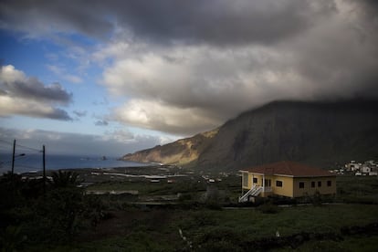 Vista do Golfo a partir de Sabinosa. Diferente de outras ilhas, El Hierro não optou pelo turismo em massa. Em vez disso, apostou em um modelo de crescimento sustentável para alcançar a autossuficiência e proteger o patrimônio natural de um território afastado da península e de extensão reduzida, cuja população só representa 0,5% do total das Canárias.