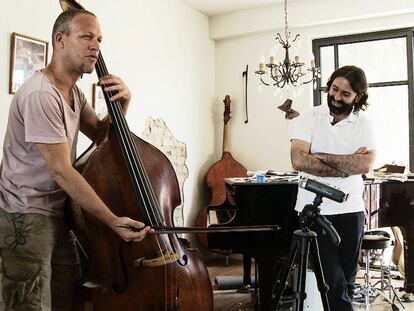 Avisahi Cohen, tocando el contrabajo; al fondo el productor Javier Limón.