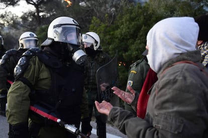 La polica antidisturbios se encara con un manifestante de un grupo que trata de bloquear la carretera prxima al lugar donde se construir el centro de detencin de migrantes, en la isla griega de Lesbos.