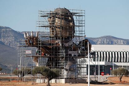 Escultura del artista Juan Ripollés en el aeropuerto de Castellón.