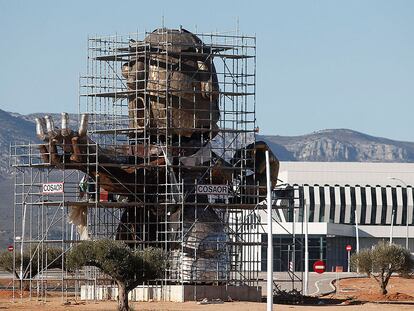 Escultura del artista Juan Ripollés en el aeropuerto de Castellón.
