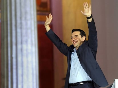 El líder de Syriza, Alexis Tsipras, saluda tras conocer que su partido ha ganado las elecciones.