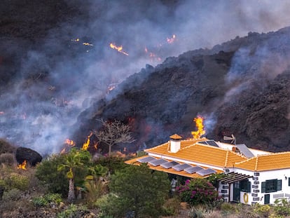 La lava del volcán de La Palma cerca de una vivienda este martes.