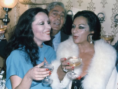 Massiel y Lola Flores tomándose una copa en 1975.