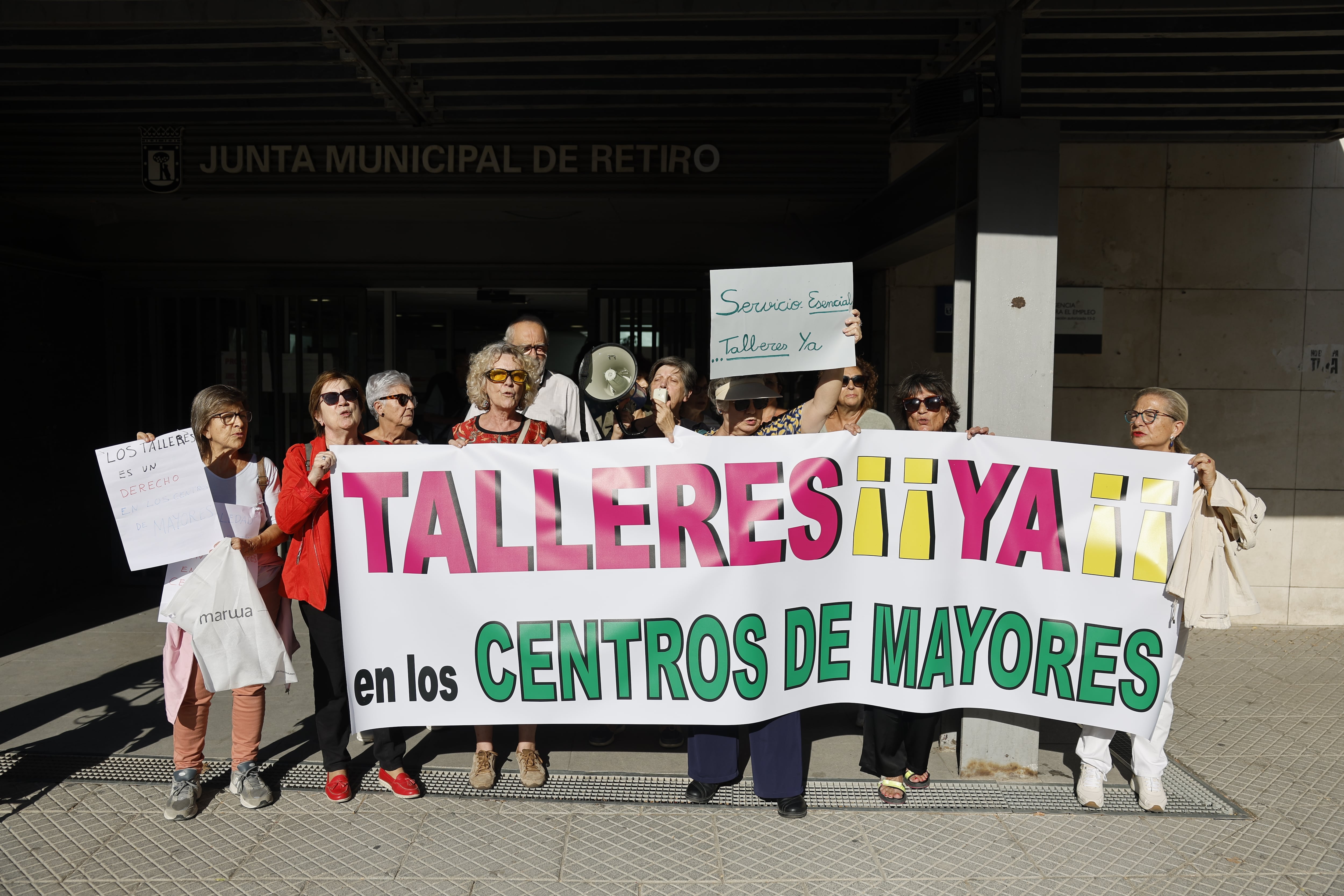 Una imagen del grupo de mayores que se concentraron frente a la Junta de Retiro el martes.