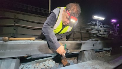 Un técnico trabaja en la reparación de la vía en el tramo elevado de la línea 9, la noche de 3 de marzo. 