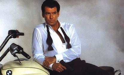 Pierce Brosnan descamisado y con pelo en pecho en 'El mañana nunca muere' (1997).