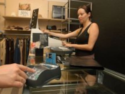Un cliente pagando una compra con tarjeta.
