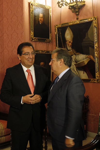 Antonio Pulido y Juan Ignacio Zoido, ayer en el Ayuntamiento de Sevilla.