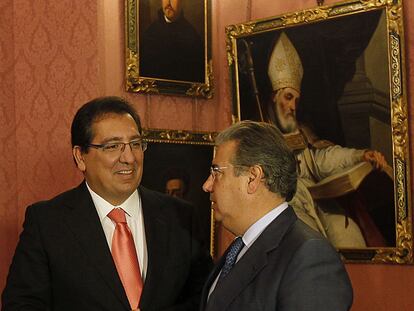 Antonio Pulido y Juan Ignacio Zoido, ayer en el Ayuntamiento de Sevilla.