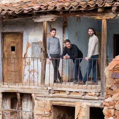 La galería exterior cubierta de la casa La Lázara y, en ella, de izquierda a derecha, Ismael Pizarro, Guillermo Bosque y Alberto Sánchez.