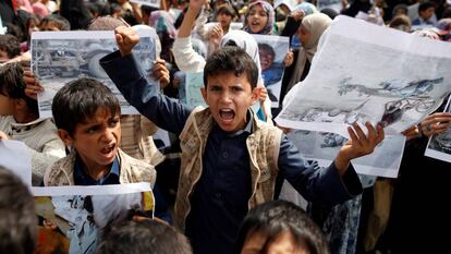 Protesta ante la sede de Naciones Unidas en Saná por los niños fallecidos en un bombardeo de Arabia Saudí.