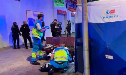 Dos sanitarios atienden a un hombre de 21 años asesinado en una discoteca en Fuenlabrada, que se investiga como un ajuste de cuentas entre bandas.