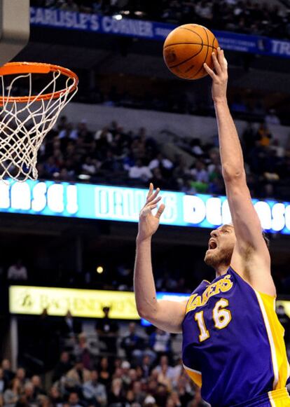 Pau Gasol encesta en el partido ante Dallas