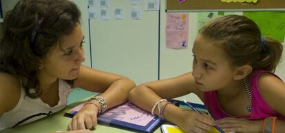 Dos niñas hacen actividades escolares