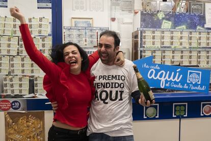José María Nogales junto a su esposa, Paloma Rodríguez, propietarios de la administración de lotería número 94 en Sevilla, celebran el premio Gordo que ha recaído en el número 26590.