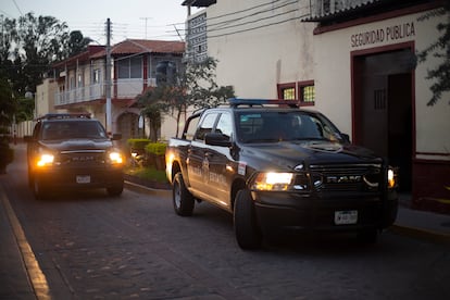 Un par de vehículos de la policía estatal en Ixtlahuacán de los Membrillos, en el Estado mexicano de Jalisco.