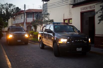 Un par de vehículos de la policía estatal en Ixtlahuacán de los Membrillos, en el Estado mexicano de Jalisco.