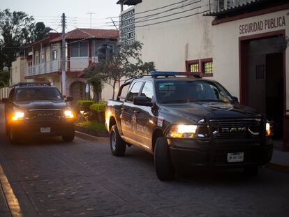 Un par de vehículos de la policía estatal en Ixtlahuacán de los Membrillos, en el Estado mexicano de Jalisco.